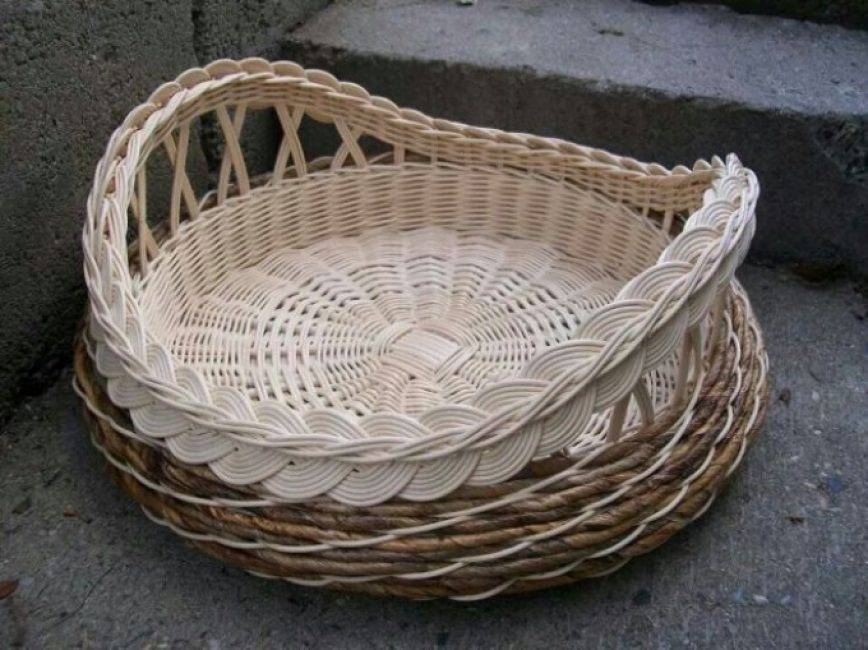 Круглая шкатулка из газетных трубочек